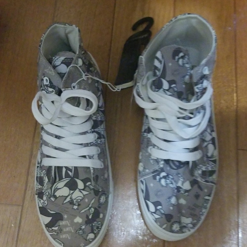 Disney Hot Topic Alice in Wonderland sneakers